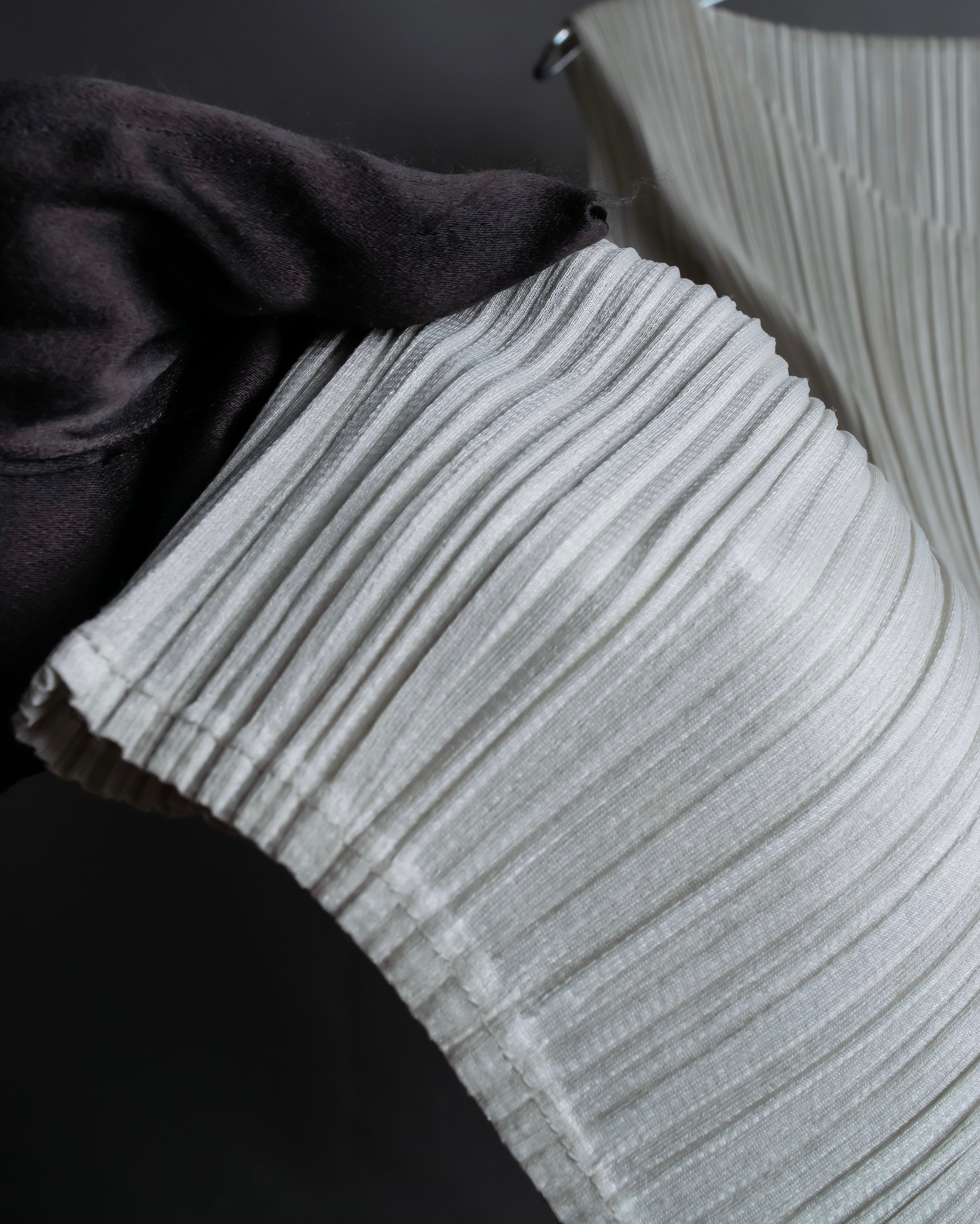 "PLEATS PLEASE ISSEY MIYAKE" Off-white tank top