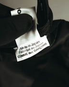 内側に配されたブランドタグのクローズアップ。"Made in Japan / Fabriqué au Japon / COMME des GARÇONS"の表記が確認できます。