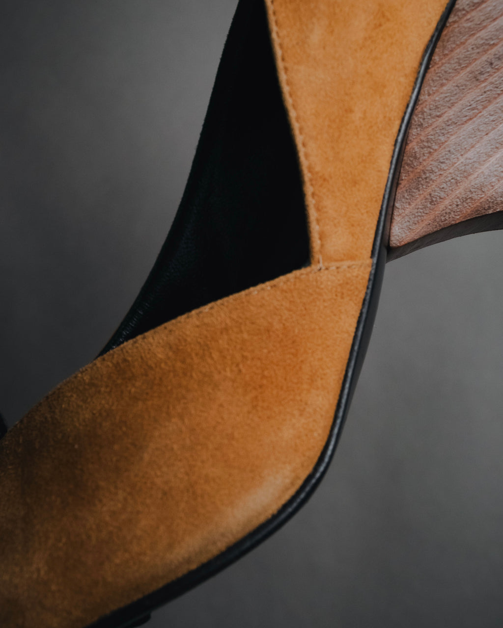 "HERMES" 00’s-10’s Suede V-cut  sculptural wood heel pumps