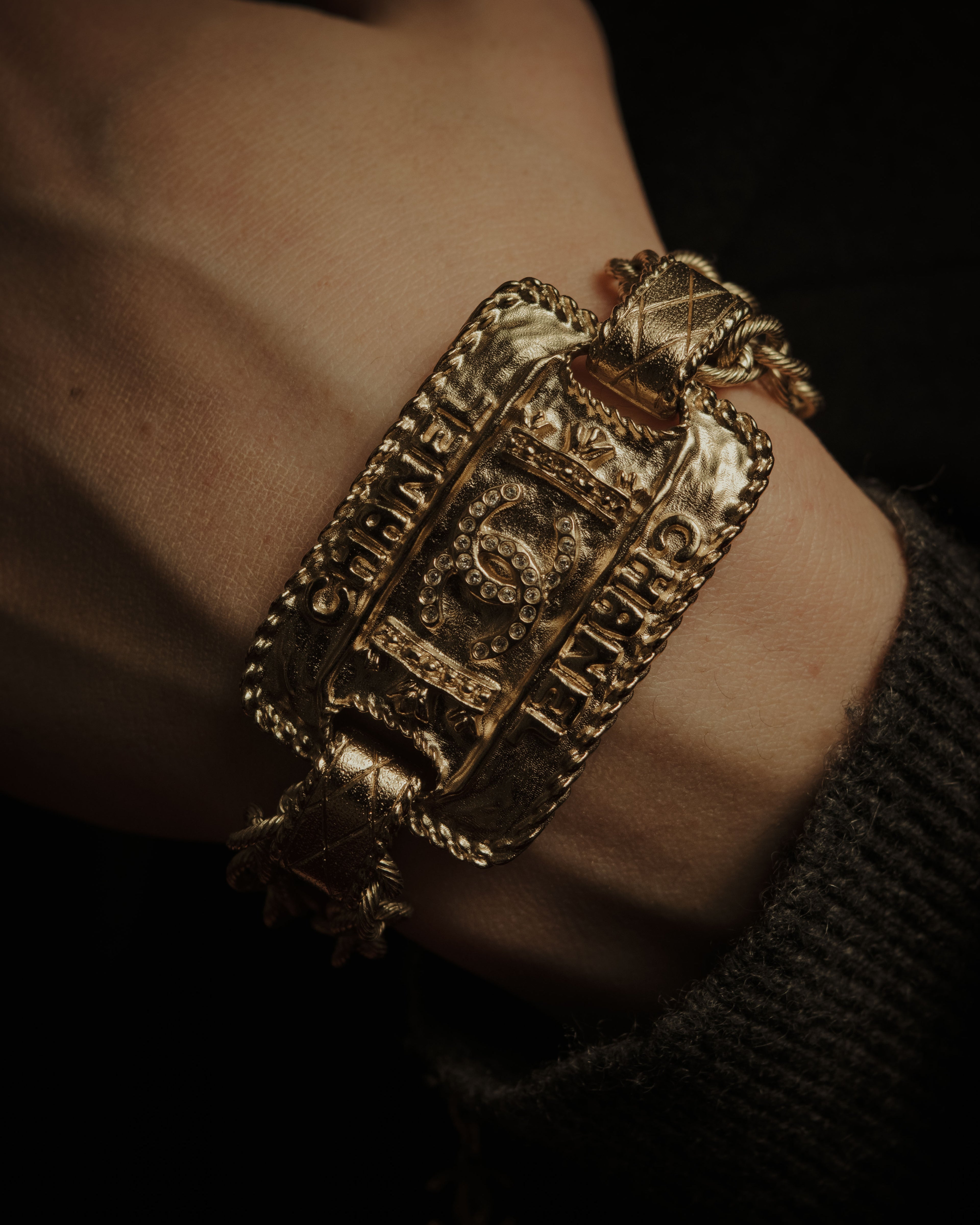 –SPECIAL– "CHANEL"
21's Vintage-inspired ornate plaque rope chain bracelet