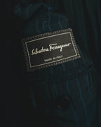 内側に配されたSalvatore Ferragamoのブランドネームタグ。MADE IN ITALY表記と、青緑を帯びたダークトーンのストライプ裏地を確認できるカット。