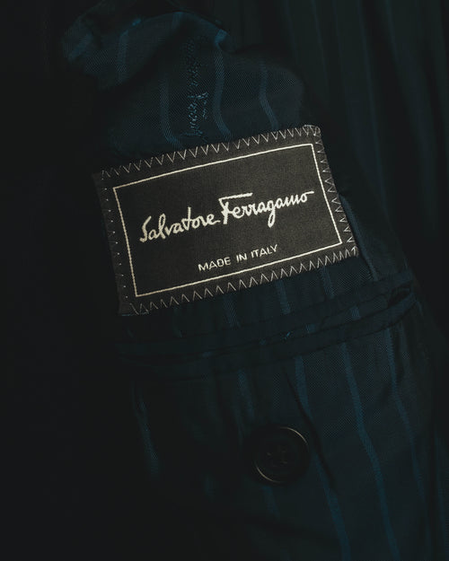 内側に配されたSalvatore Ferragamoのブランドネームタグ。MADE IN ITALY表記と、青緑を帯びたダークトーンのストライプ裏地を確認できるカット。