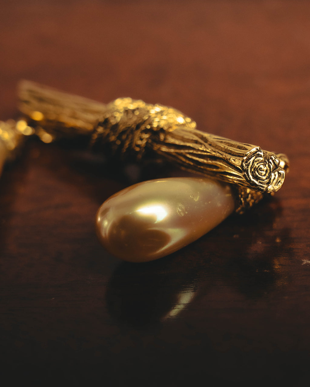 "CHANEL" 70's Sculptural faux pearl brooch