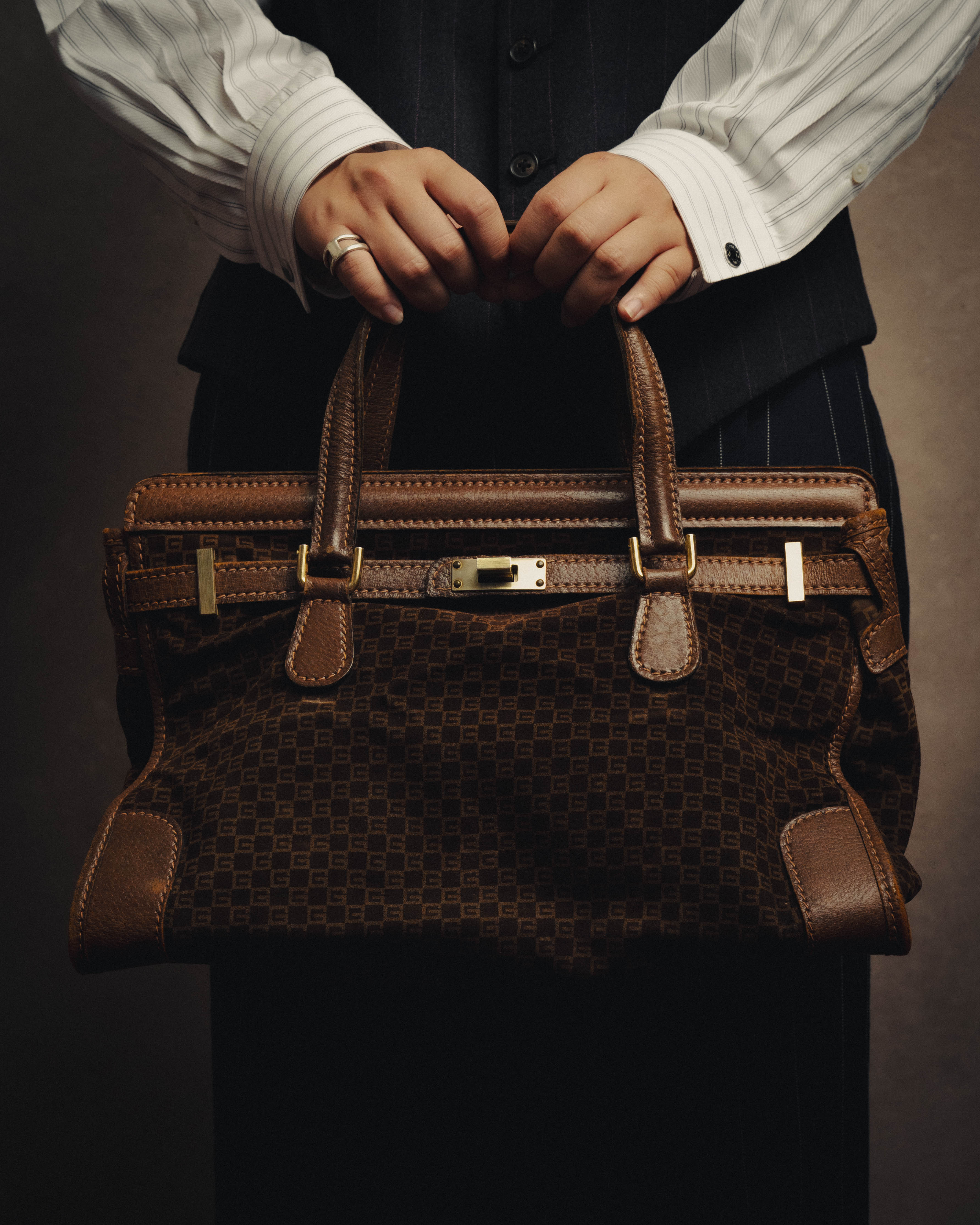 GUCCI (グッチ) - マイクロGG スエード ターンロック ハンドバッグ
