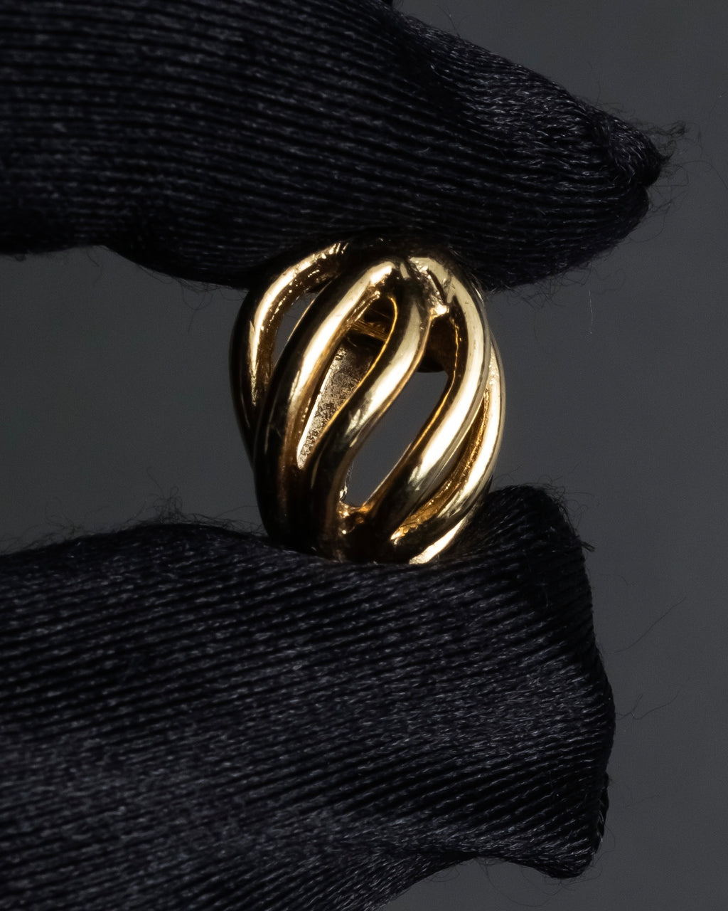 "Christian Dior" Twisted dome-shaped design earring