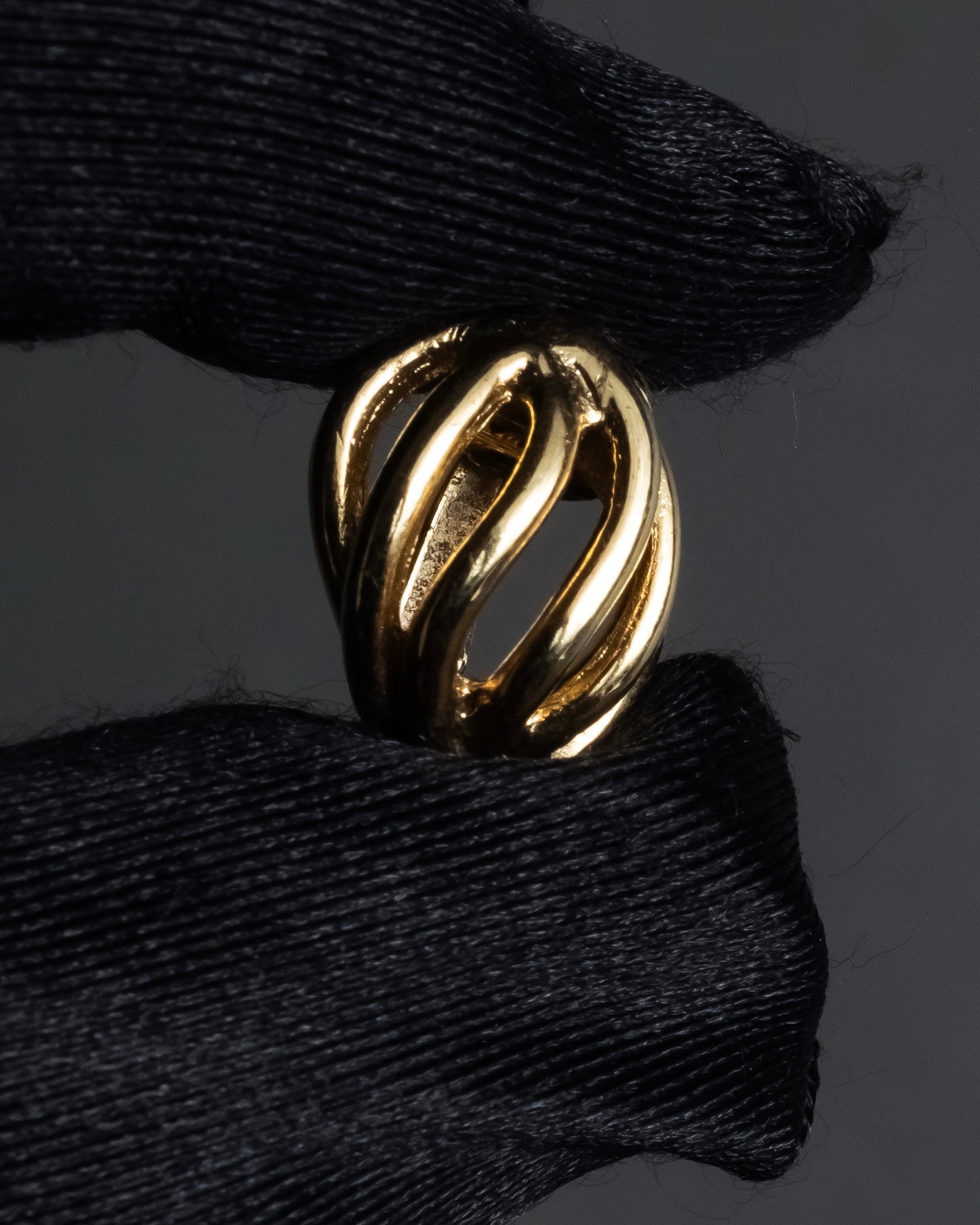 "Christian Dior" Twisted dome-shaped design earring