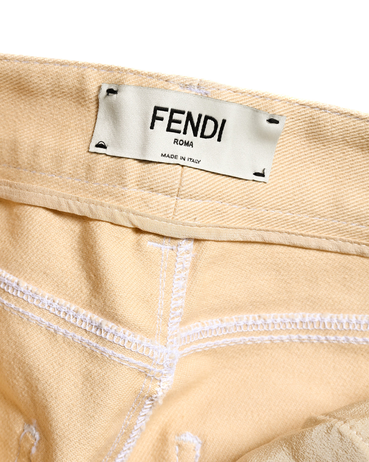ウエスト内側に縫い付けられたFENDI ROMA・MADE IN ITALY表記のブランドタグ。ライトブラウンのコットンドリル生地とホワイトの内側ステッチも確認できるカット。