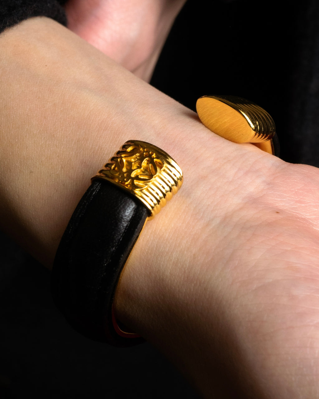 "LOEWE" Anagram logo engraved leather bangle