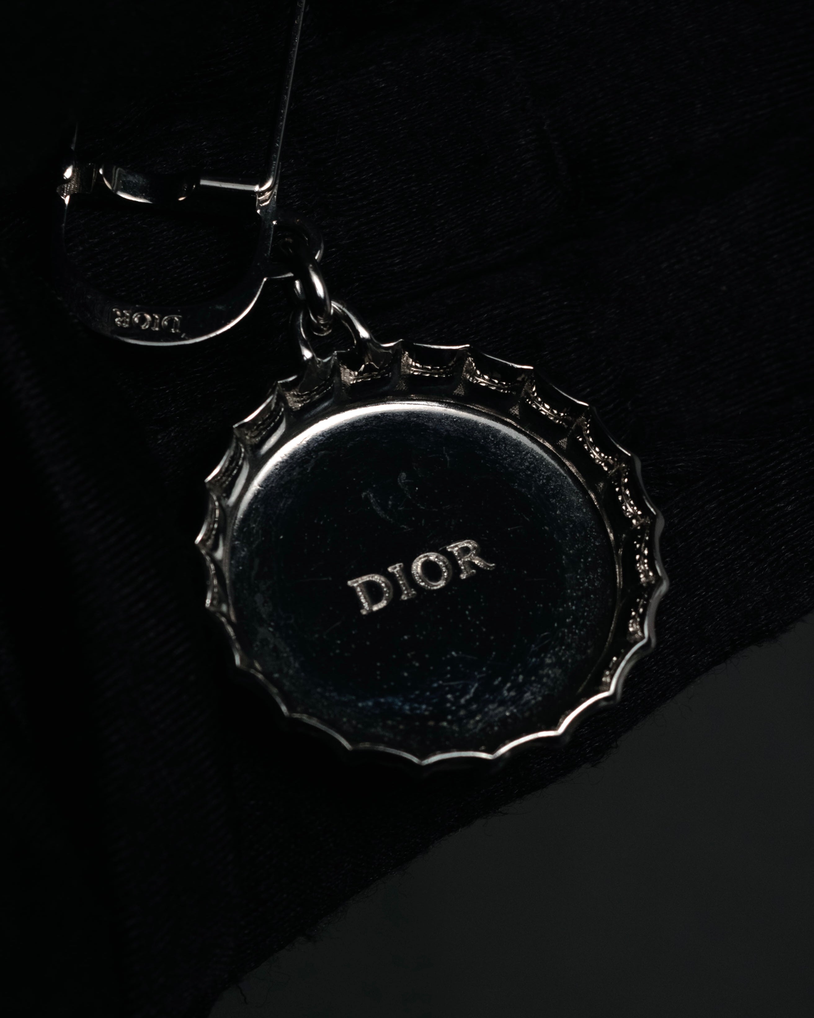 “DIOR” 2018-present Bottle cap pin brooch