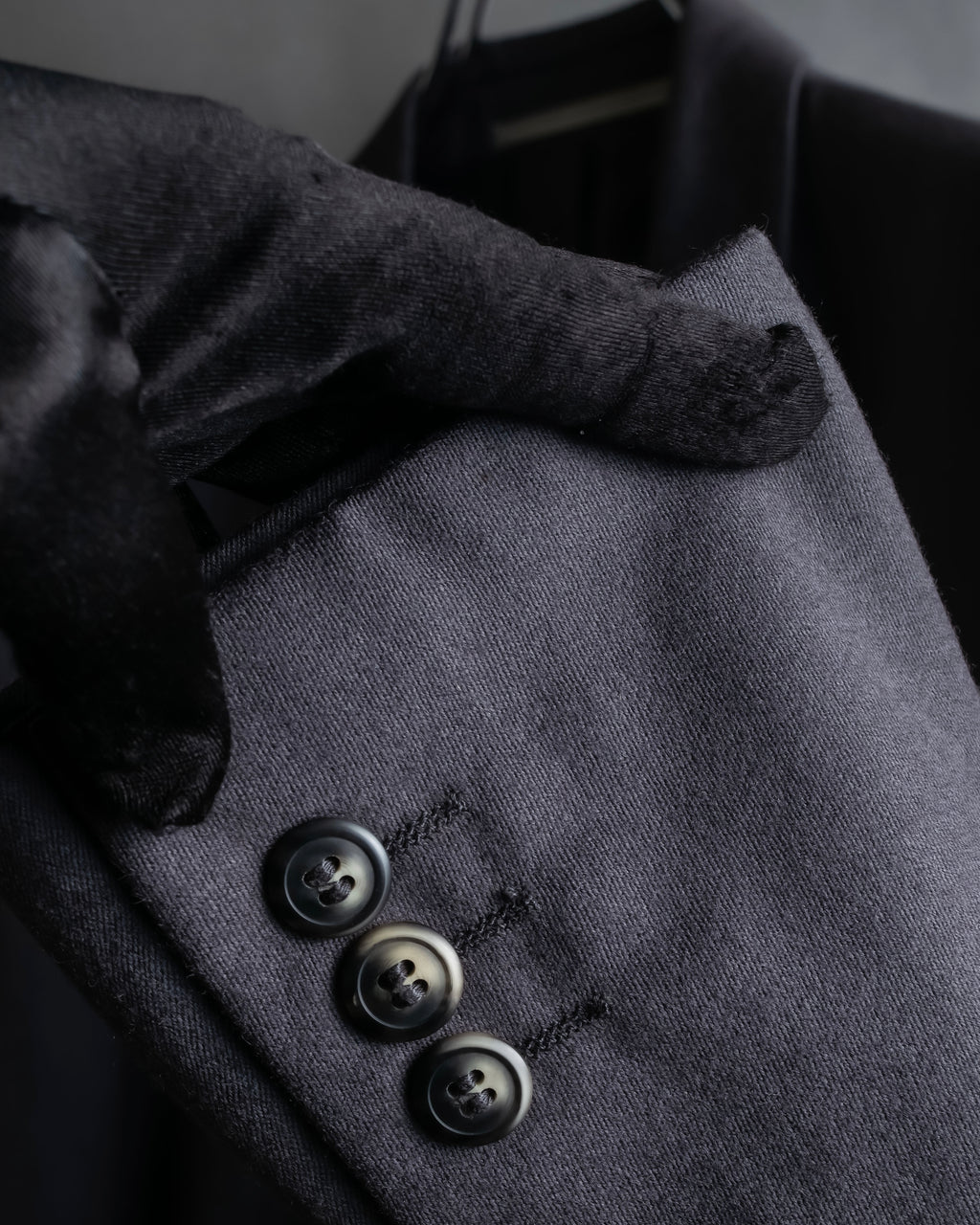 Vintage shoulder construction peak lapel tailored jacket