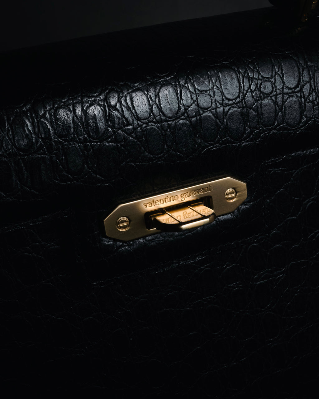 –SPECIAL– "Valentino Garavani"
1985-95 Croc embossed trapezoid top handle bag