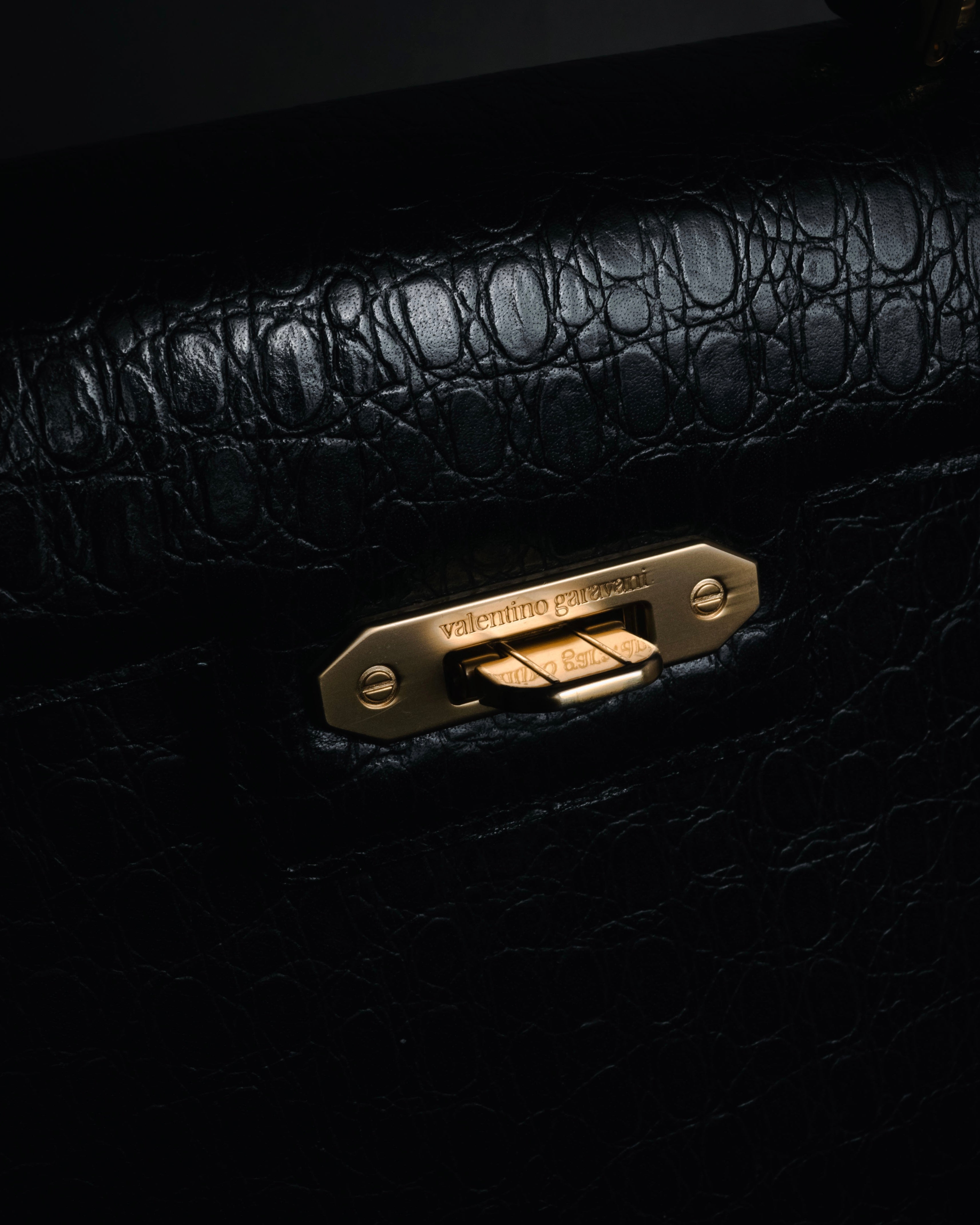 –SPECIAL– "Valentino Garavani"
1985-95 Croc embossed trapezoid top handle bag