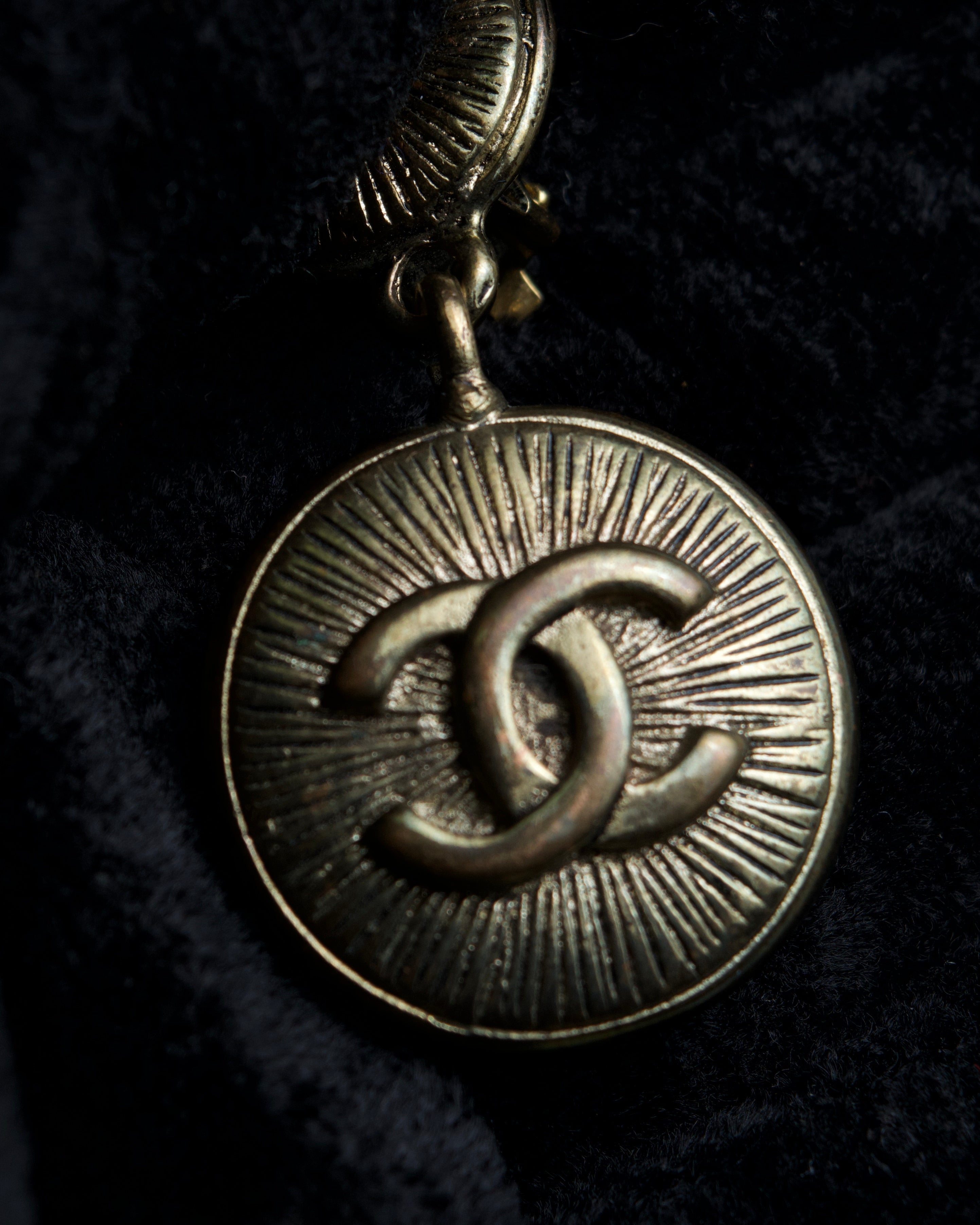 "CHANEL" Coco mark engraved gold earring