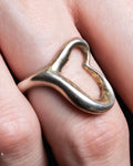 Anillo de plata con diseño de corazón abierto de Elsa Peretti para Tiffany&Co