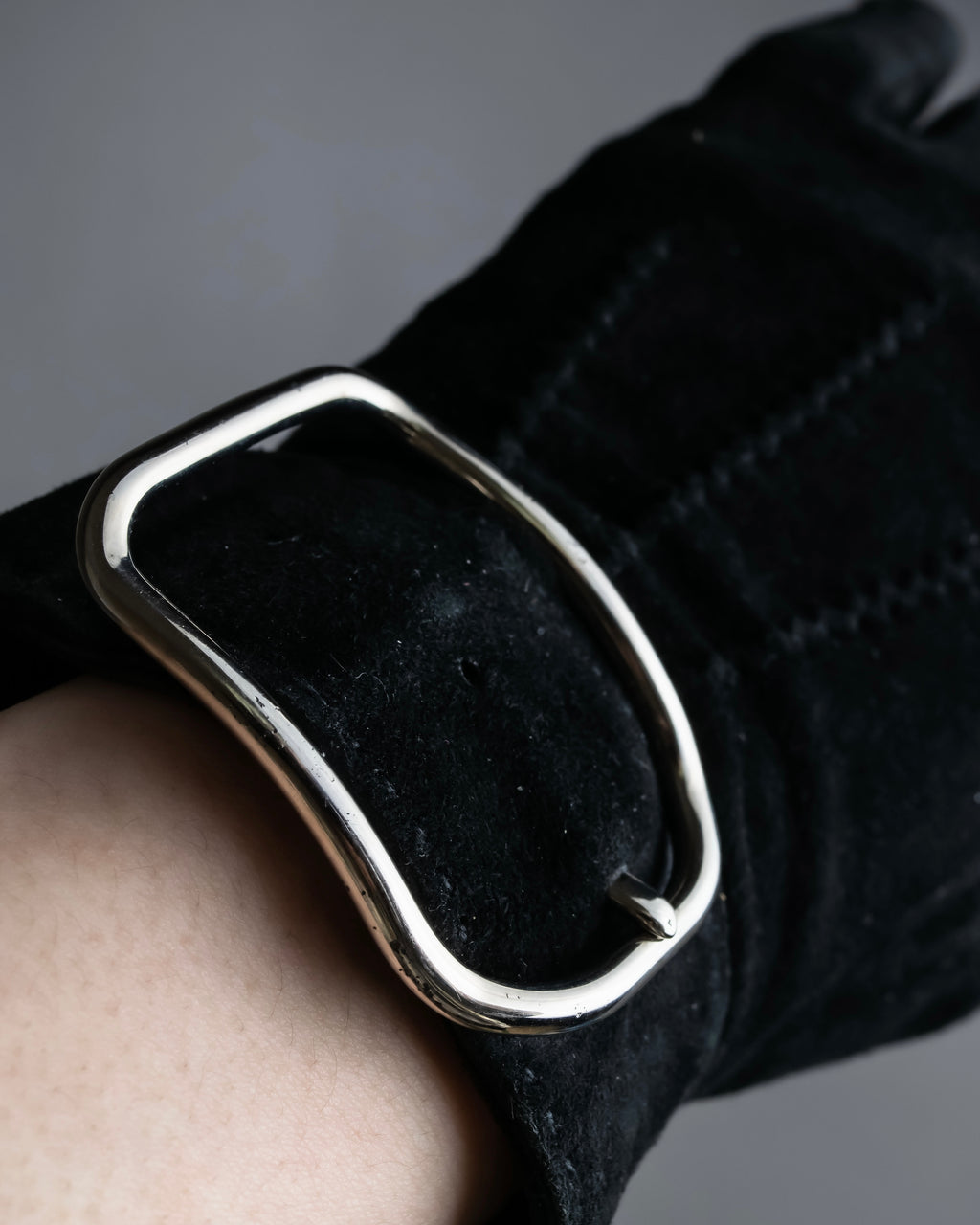"HERMES" Silver buckle design suede leather gloves