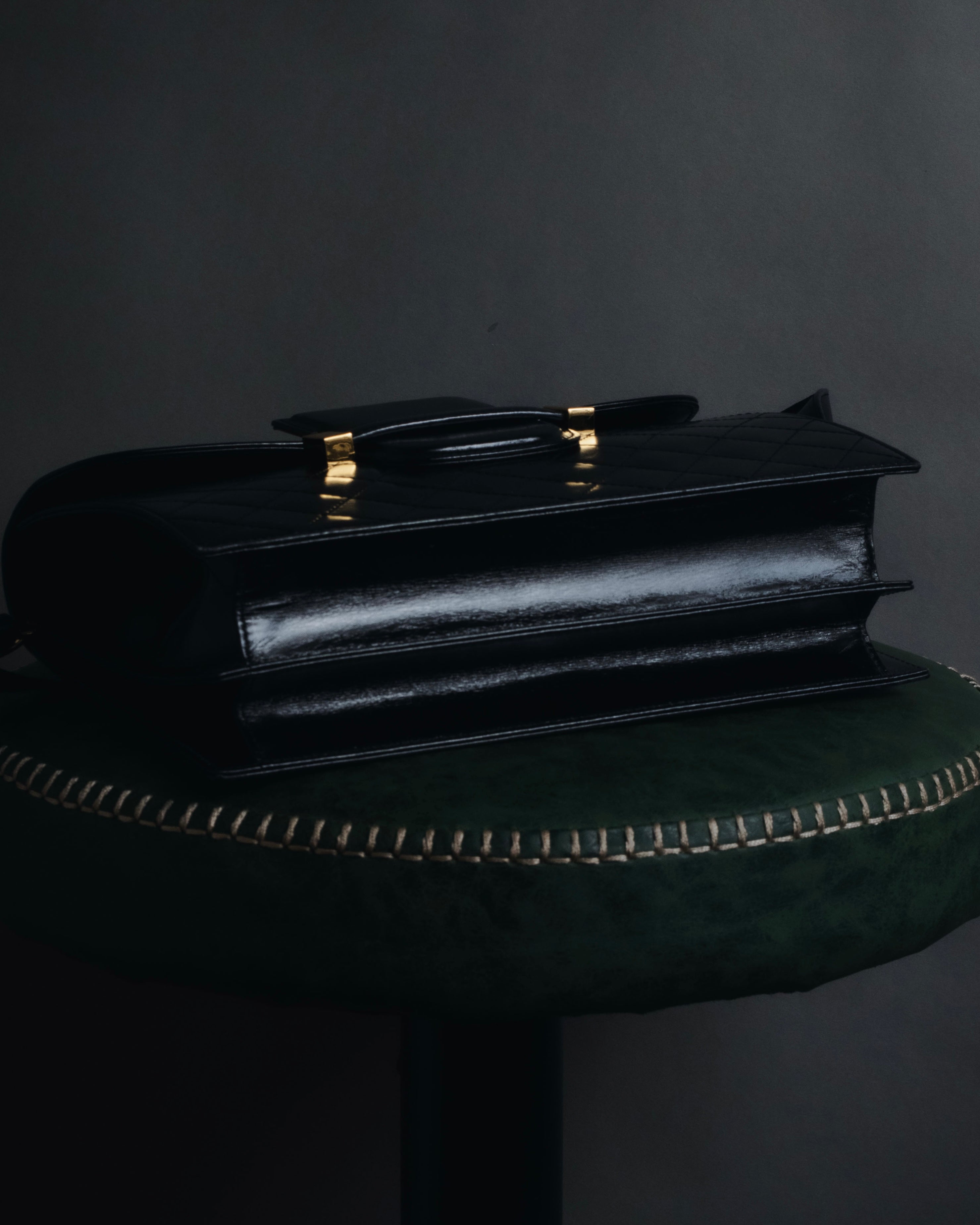 Bolso de cuero con diseño acolchado de diamantes de Yves Saint Laurent de los años 80-90