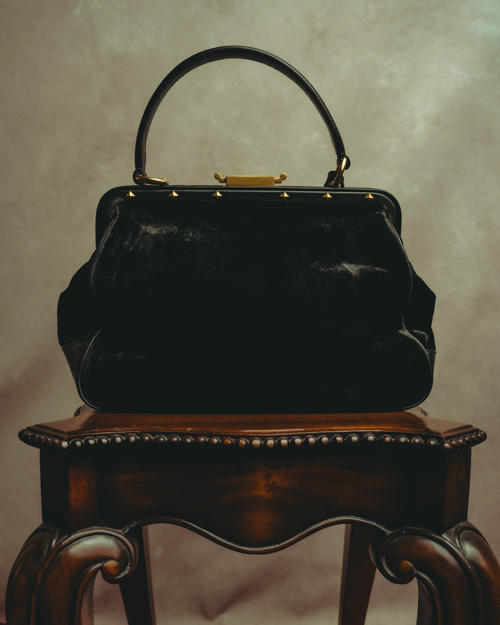 -SPECIAL- “GUCCI” 2012-2016 crossover-era crest studded doctor bag