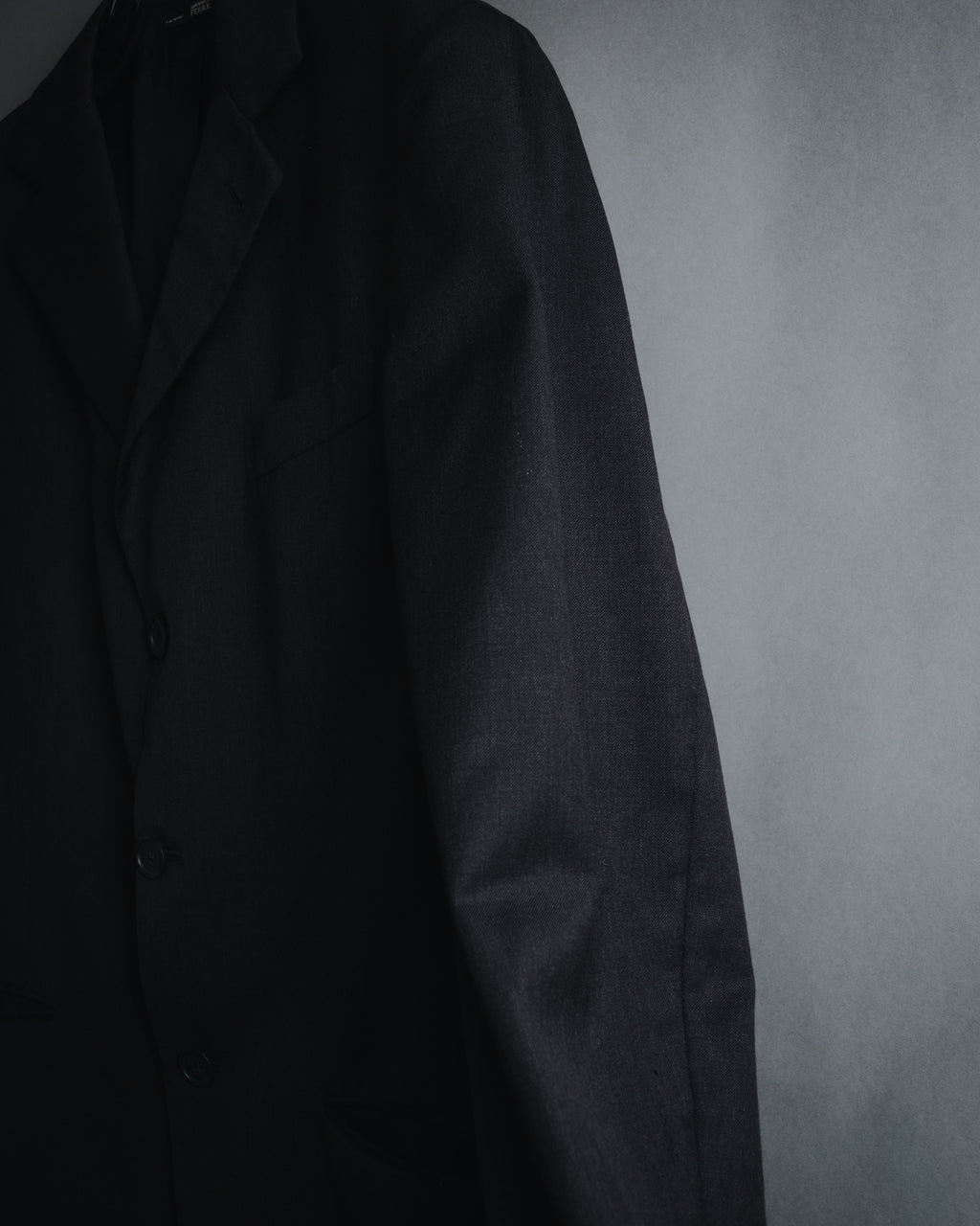 "GIANFRANCO FERRE" 90’s-00’s architecturally tailored three button wool blazer