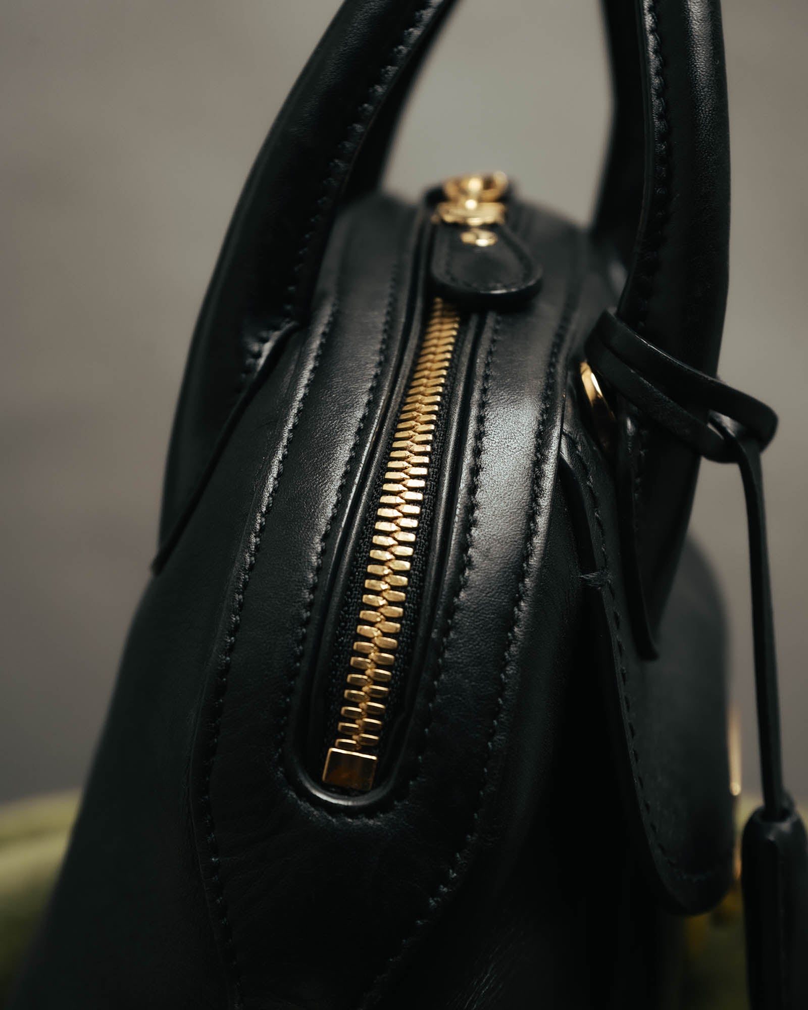 –SPECIAL– “Salvatore Ferragamo“ 00’s-10’s Black leather dome handbag