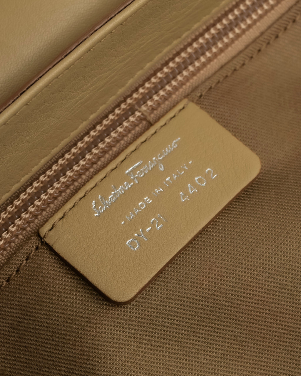 "Salvatore Ferragamo" Gancini motif greige color leather hand bag