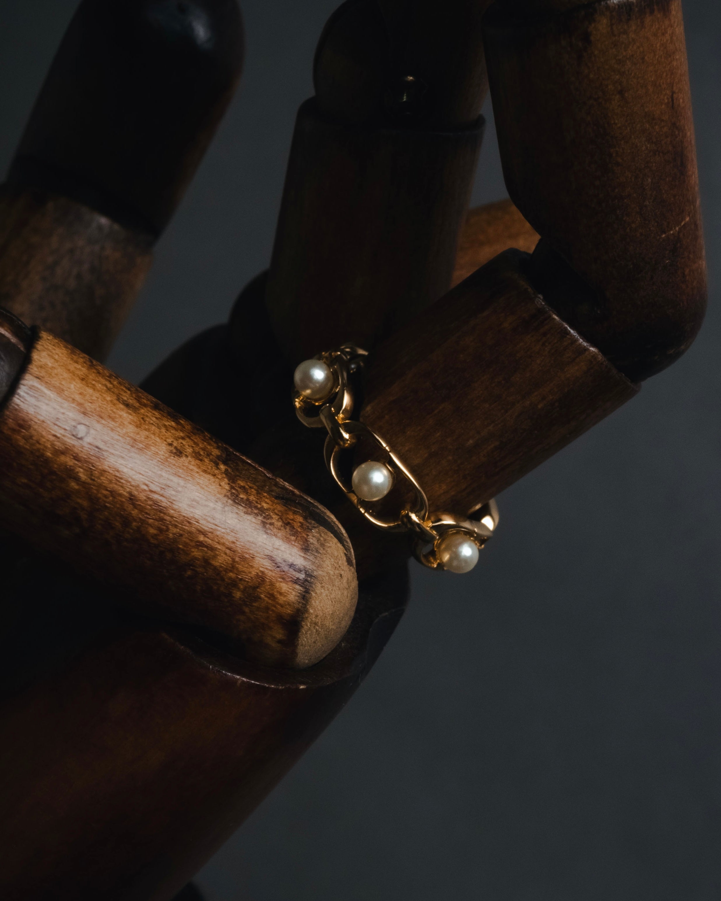 "DIOR" Chain link pearl accents ring