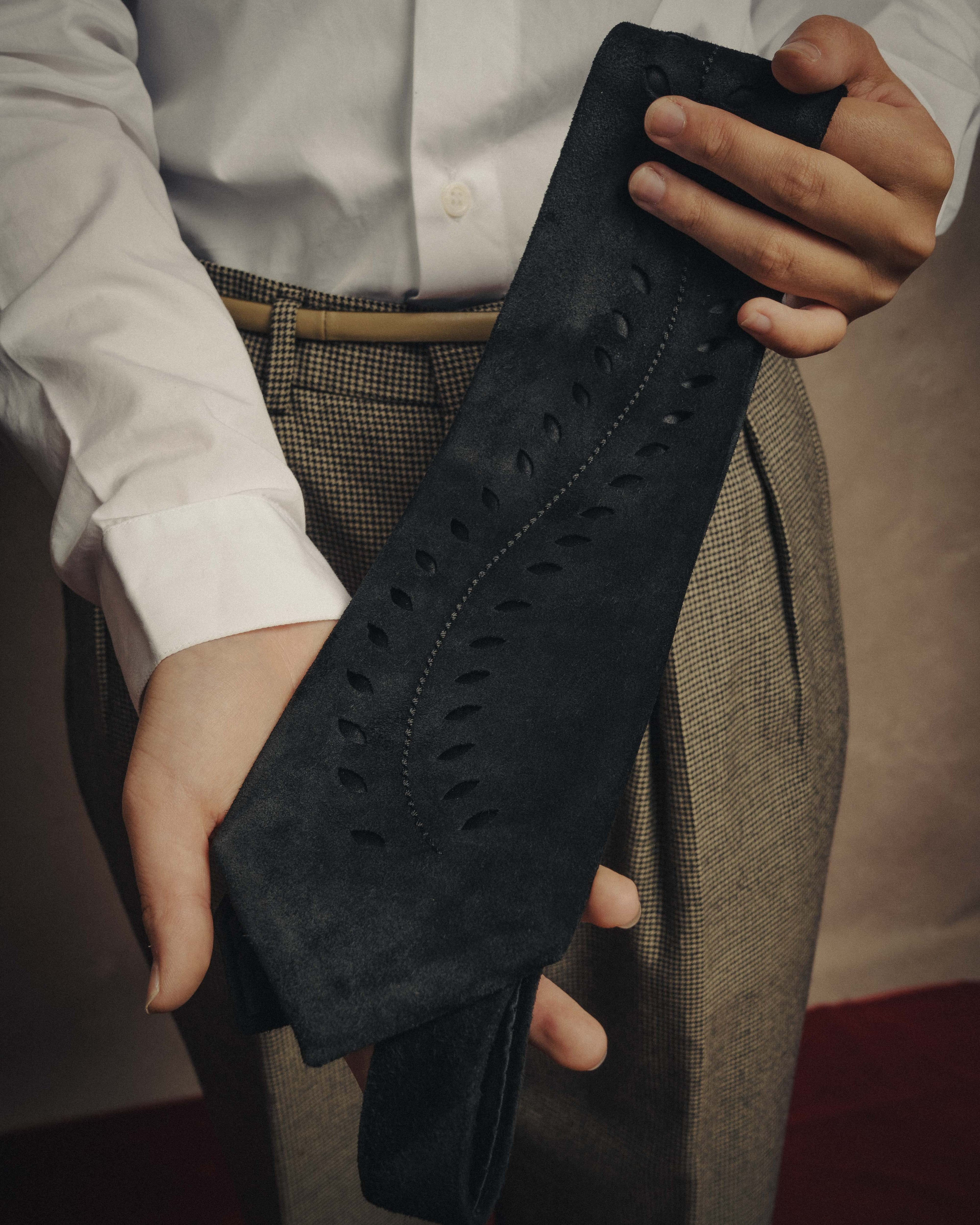 -SPECIAL- “HERMÈS” 2008-18 Suede cutwork leather tie