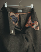 ウエスト内側のPaul Smith WOMEN MADE IN ITALY織りネームと38表記のサイズタグを捉えたディテール。サーモンピンクから淡いコーラル系のアート調ポケット布と、縁のパイピングも確認できます。