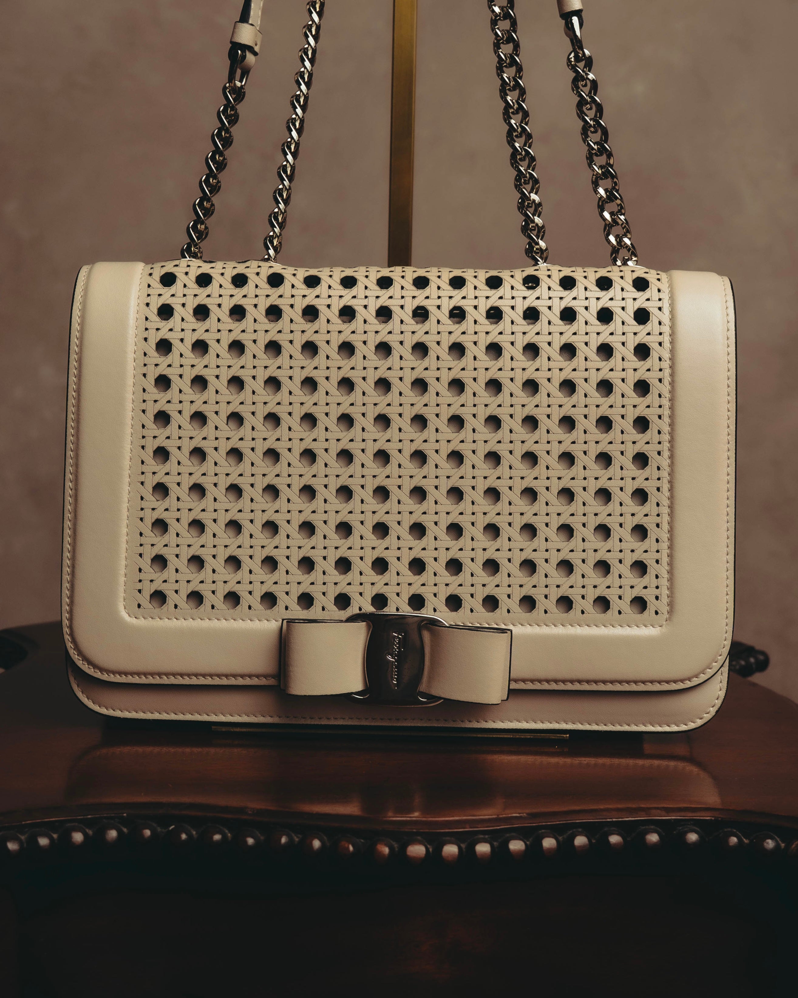 "Salvatore Ferragamo" 2010's-20's Ivory perforated leather chain shoulder bag