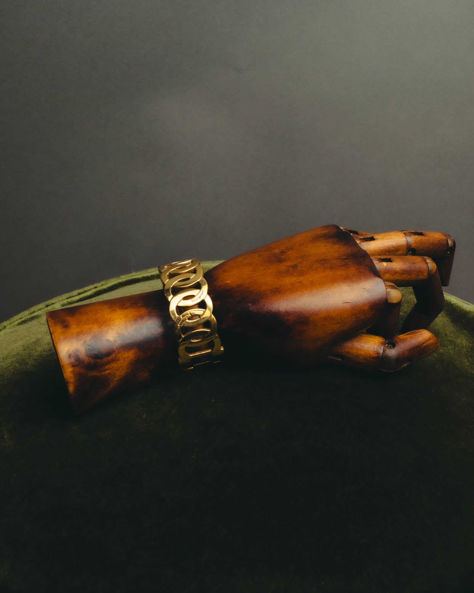“Salvatore Ferragamo” 90’s-00’s Gancini motif gold bangle