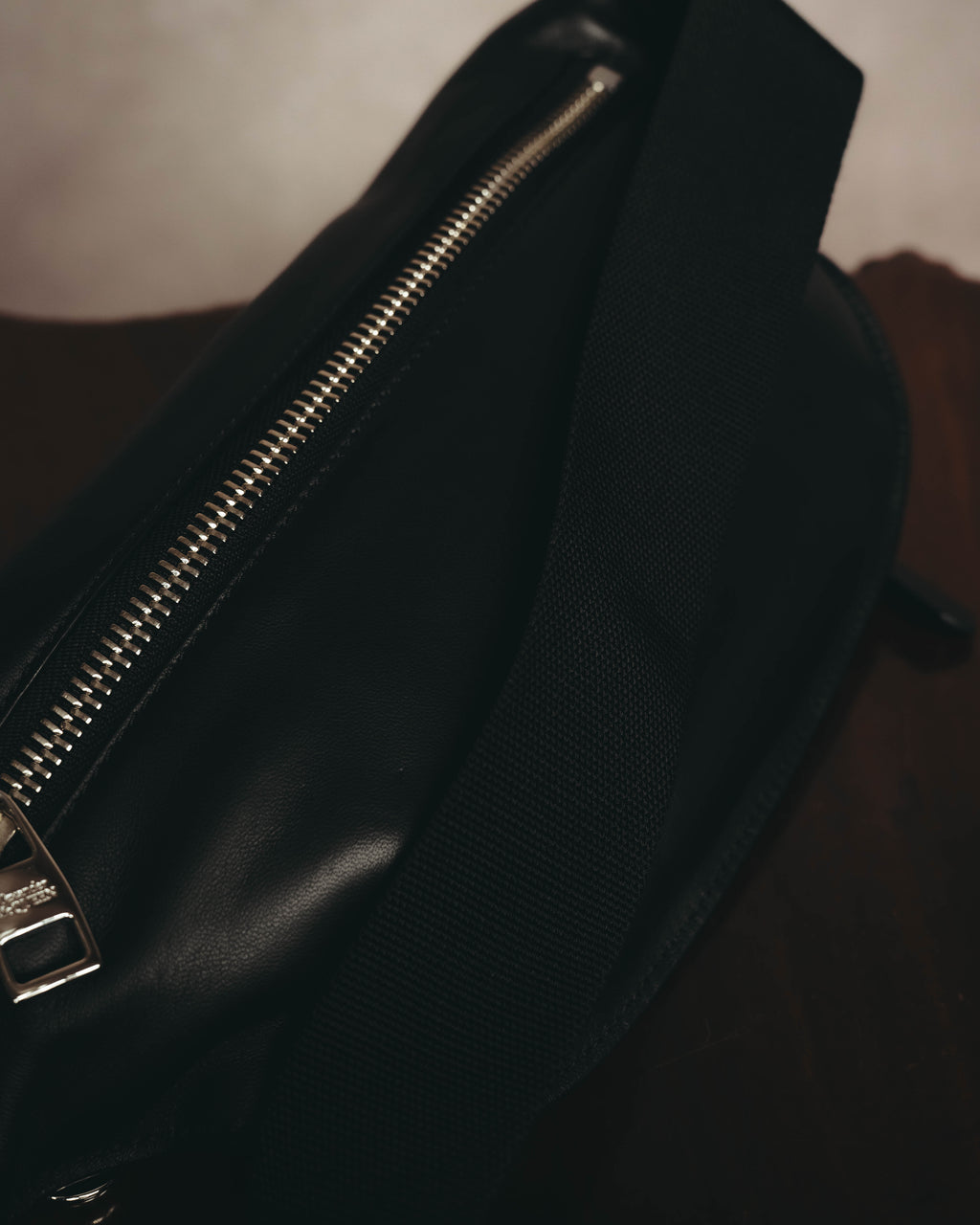 "Alexander McQueen" 10's Edgy leather belt bag