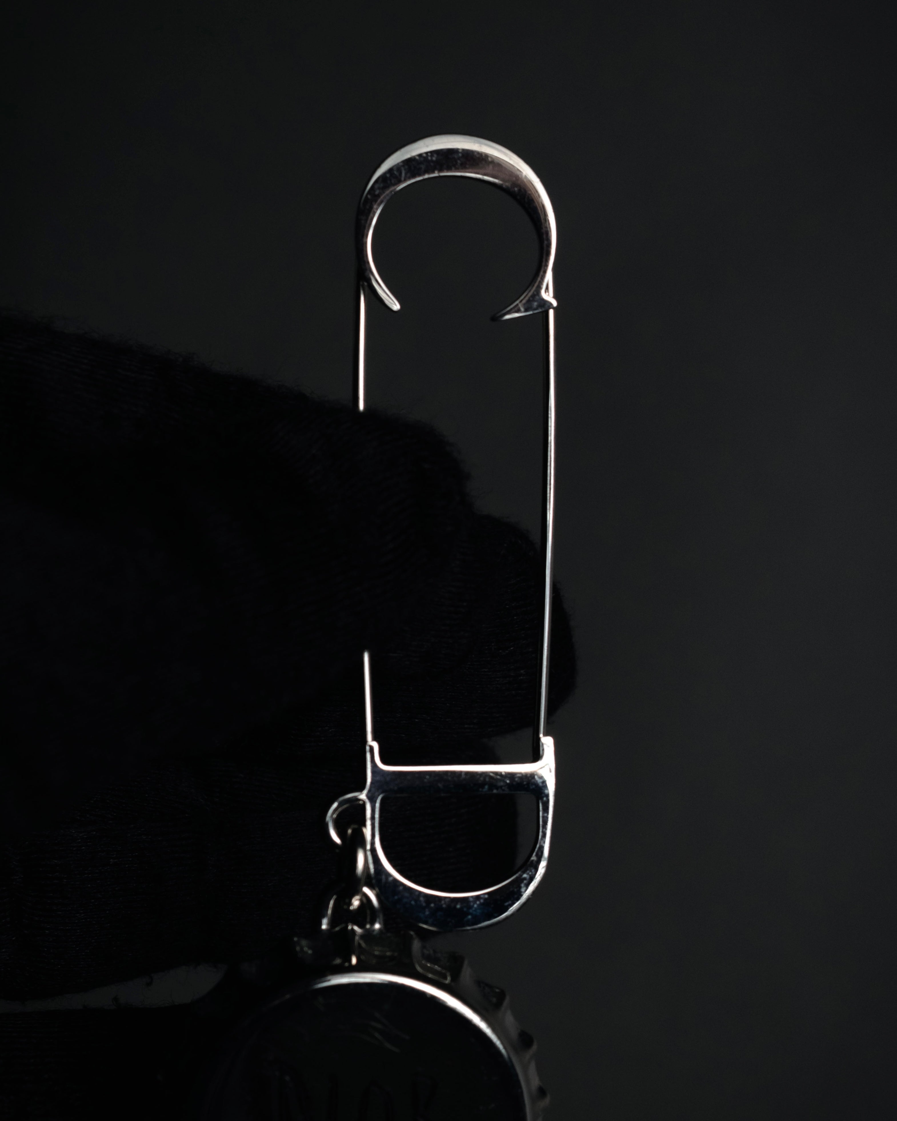 “DIOR” 2018-present Bottle cap pin brooch