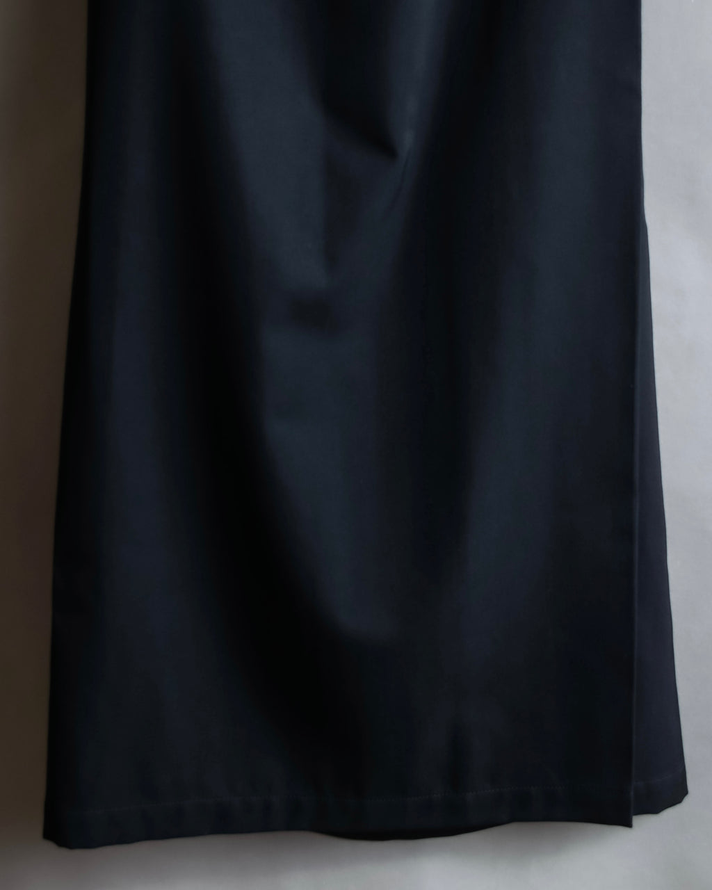 "Y's" Metal fitting belt design cutting maxi skirt