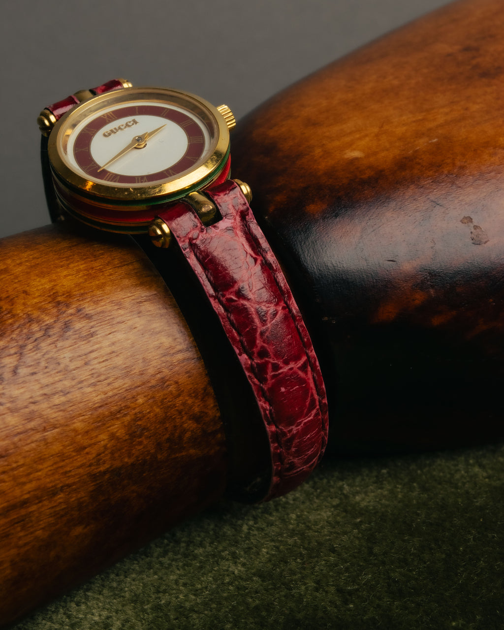 "GUCCI" 80's-90's Sherry line web stripe round watch with roman dial