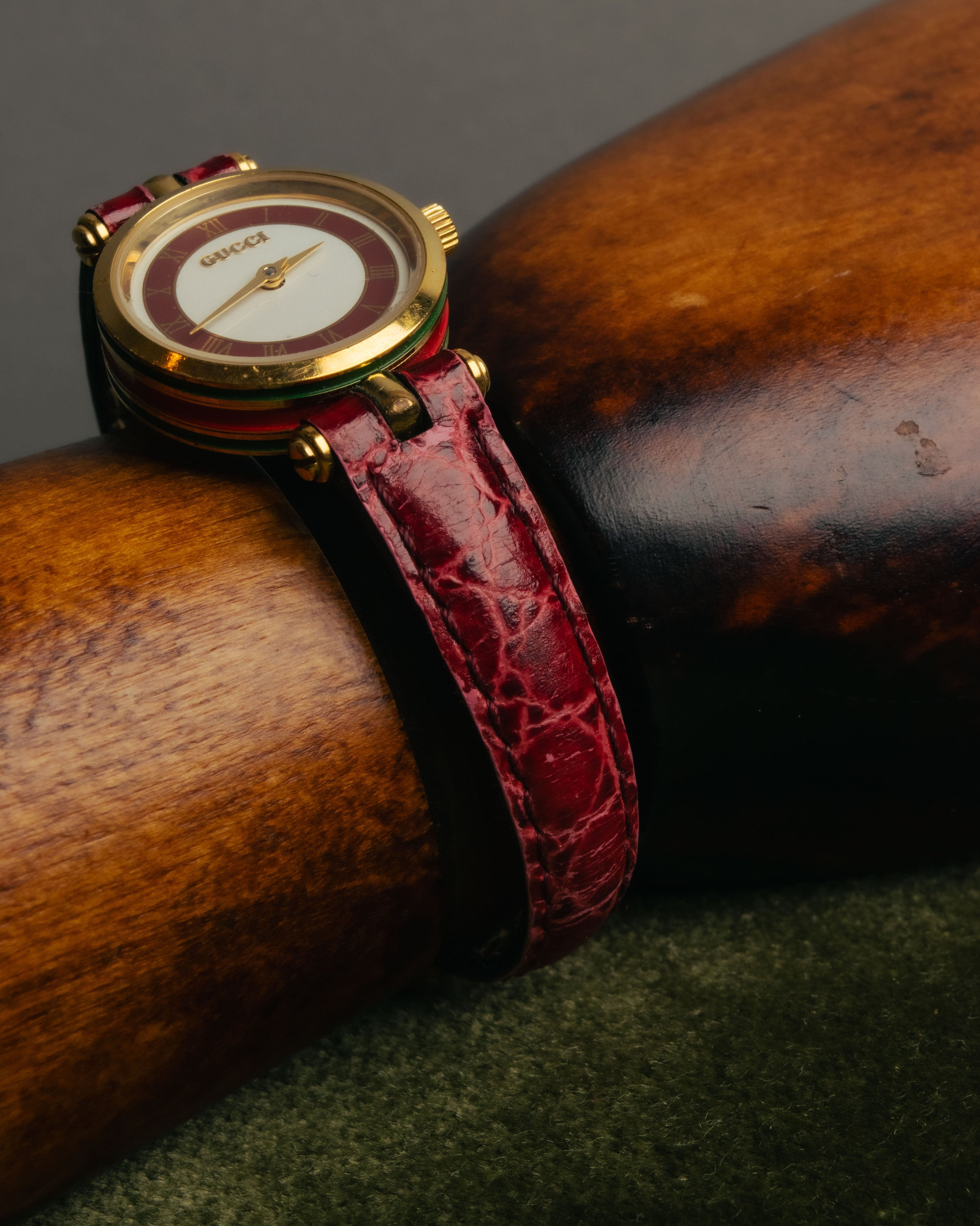 "GUCCI" 80's-90's Sherry line web stripe round watch with roman dial