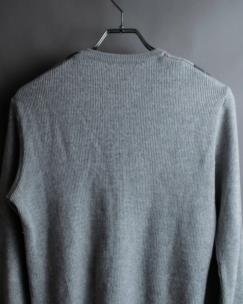 Diagonal deformed check rib knit.