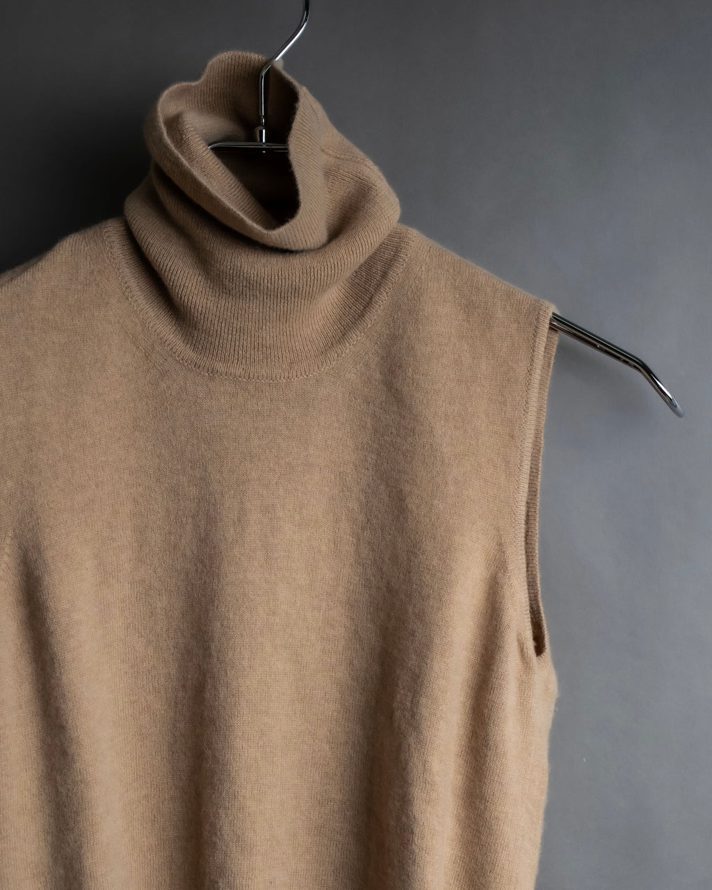 "MAISON MARGIELA" Beige color turtleneck sleeveless wool knit