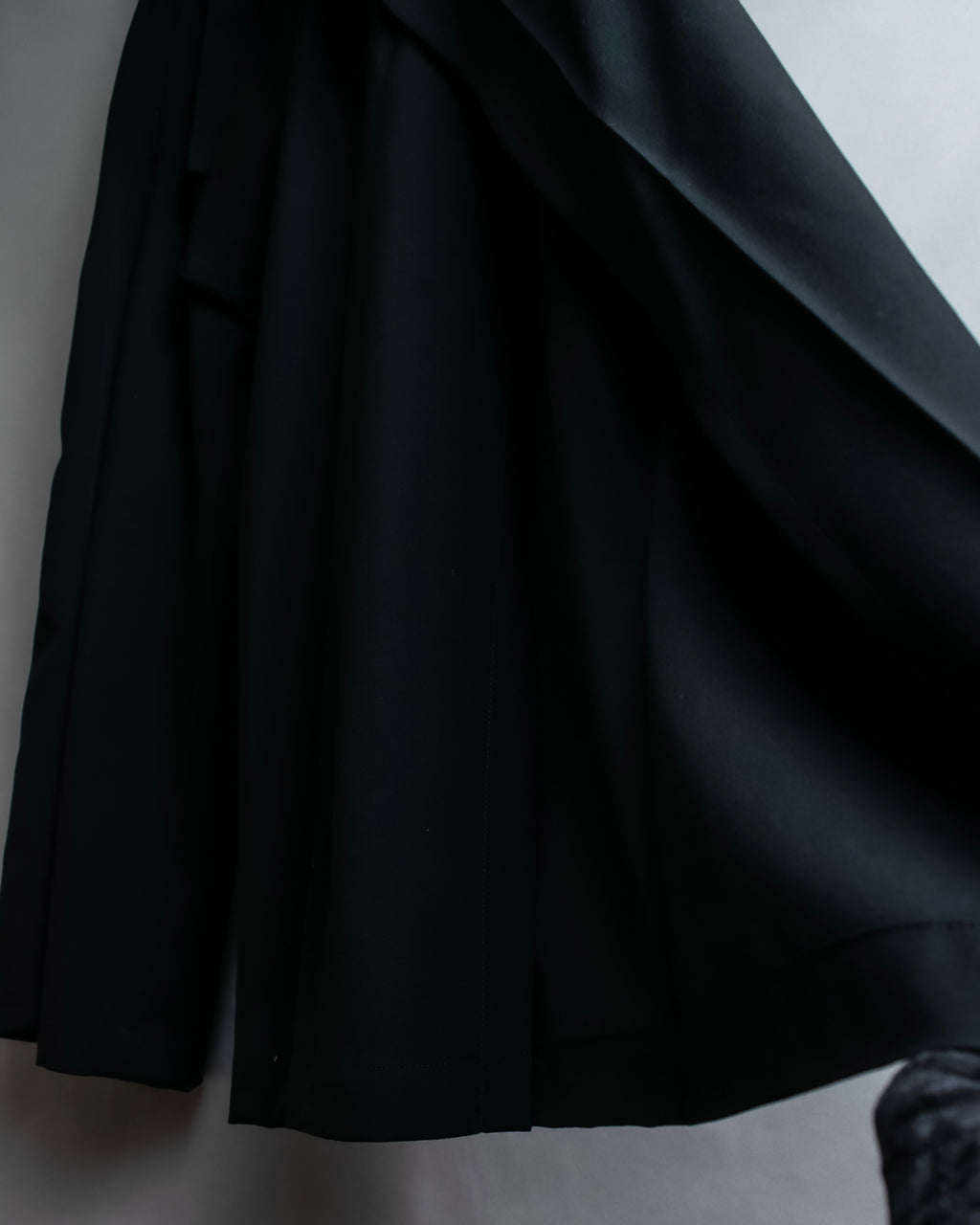 "YOHJI YAMAMOTO +NOIR" Asymmetrical slit sarouel slacks