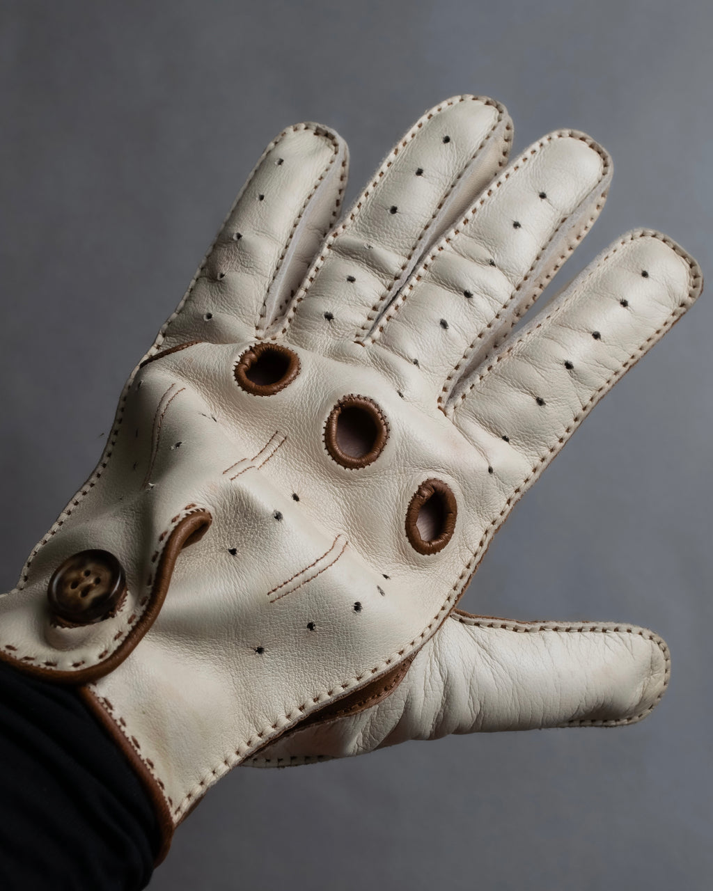 "HERMES" Dot perforation driving leather gloves