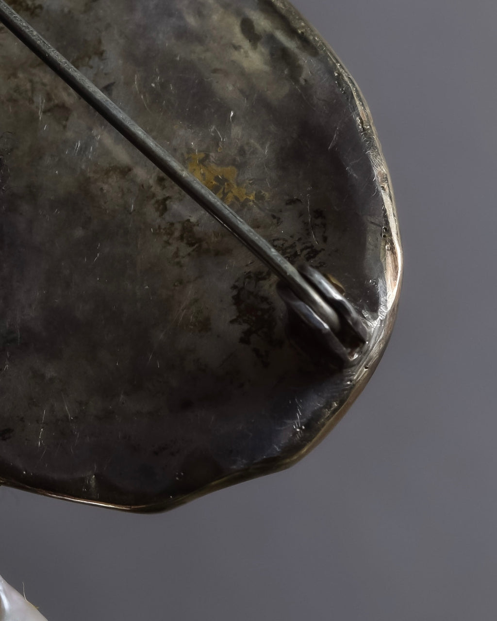 "Vintage engraved relief motif pearl brooch"