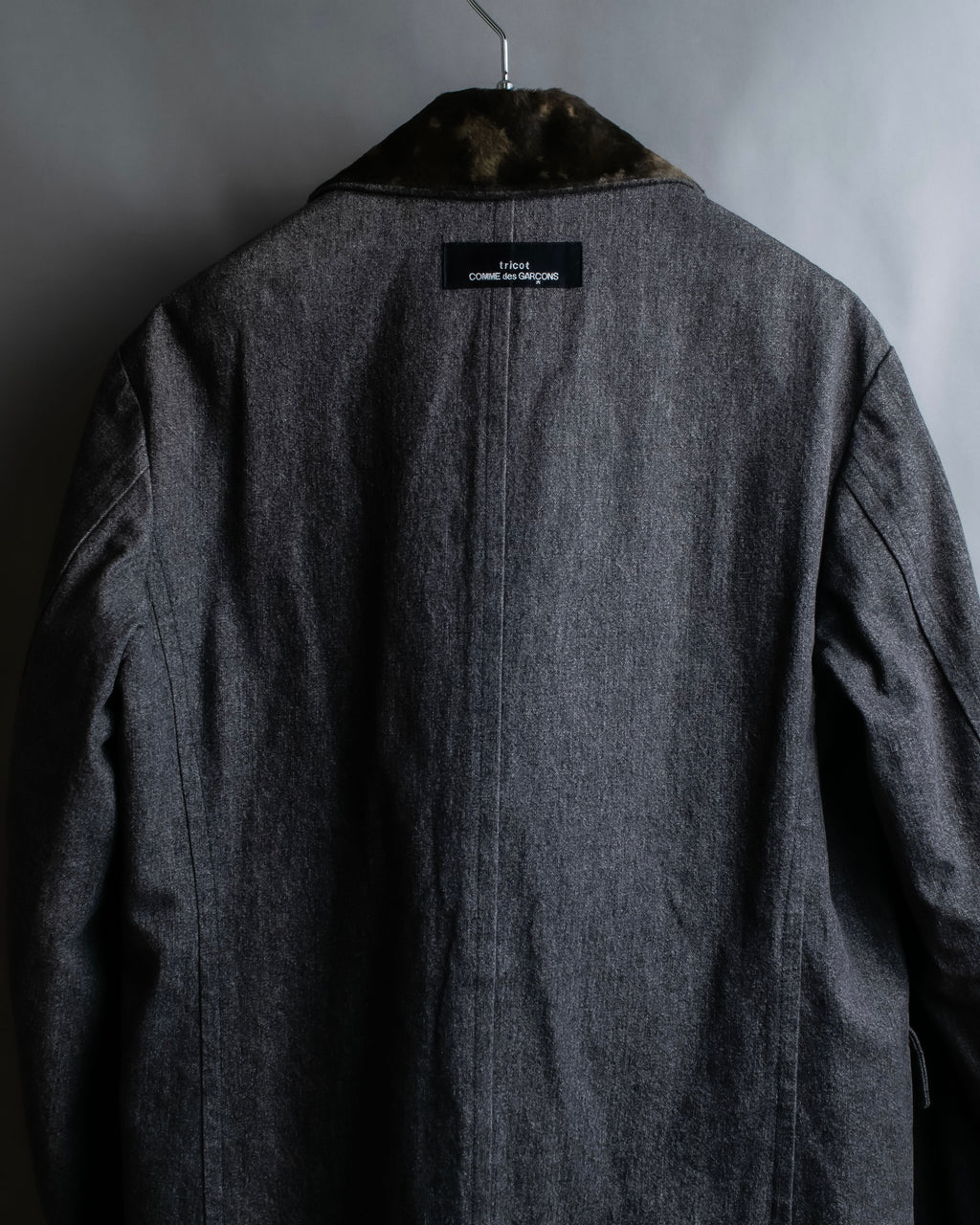"tricot COMME des GARCONS" 
Double-breasted reversible fur tailored coat