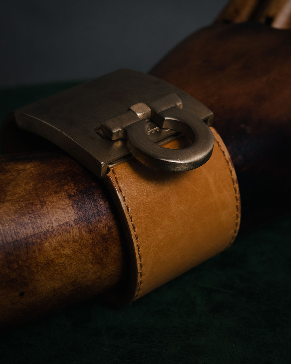 "Salvatore Ferragamo" 95’s-05’s Gancini clasp vacchetta leather bracelet