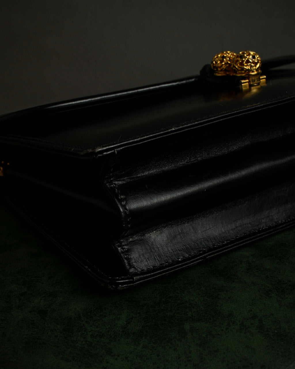 "GUCCI" Filigree vintage design chain shoulder leather bag