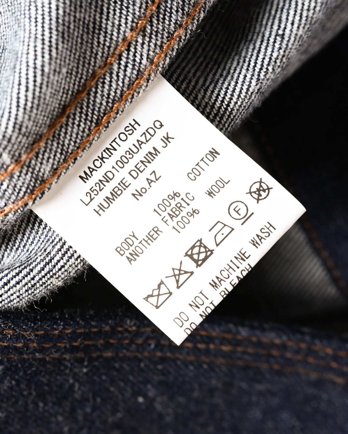 内側の品質表示タグに、品番「L252ND1003UAZDQ」、モデル名「HUMBIE DENIM JK」、サイズ表記「No.42」と本体・別布の素材表記を確認できるカット。