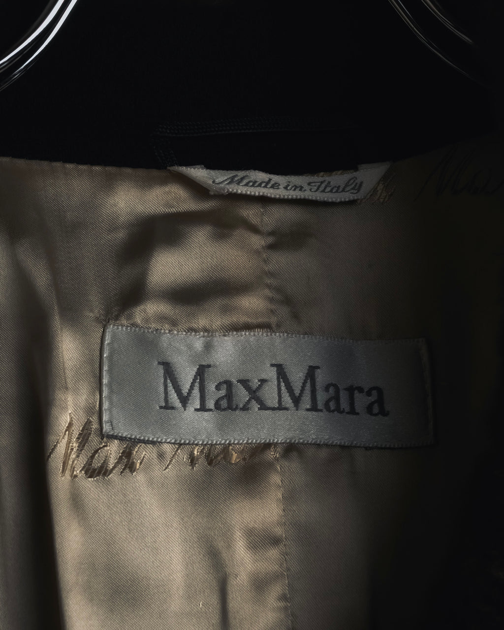-SPECIAL- "Max Mara"
90’s Detachable fur collar virgin wool long coat