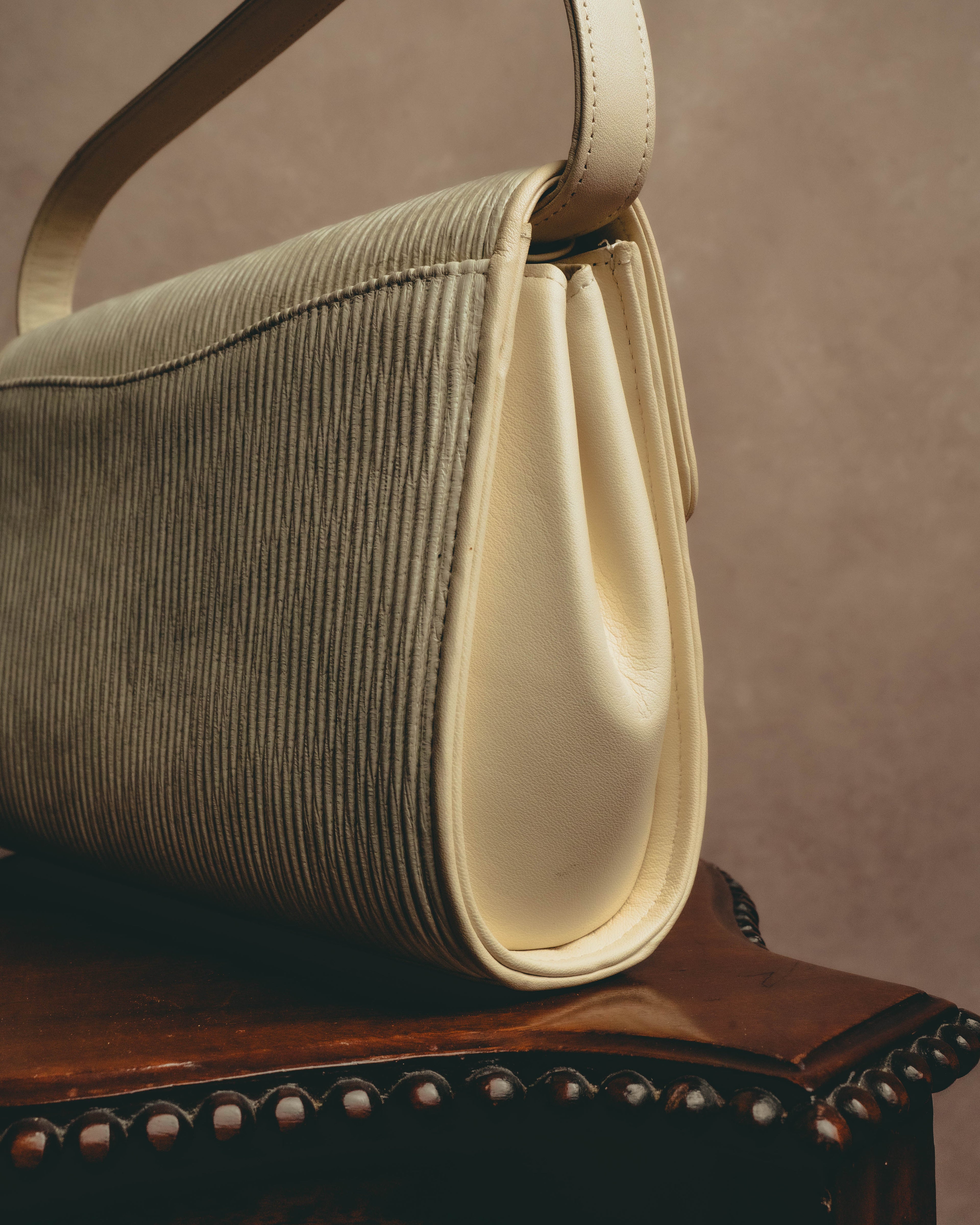 "HANAE MORI" 80's-90's Pleated butterfly clasp handbag