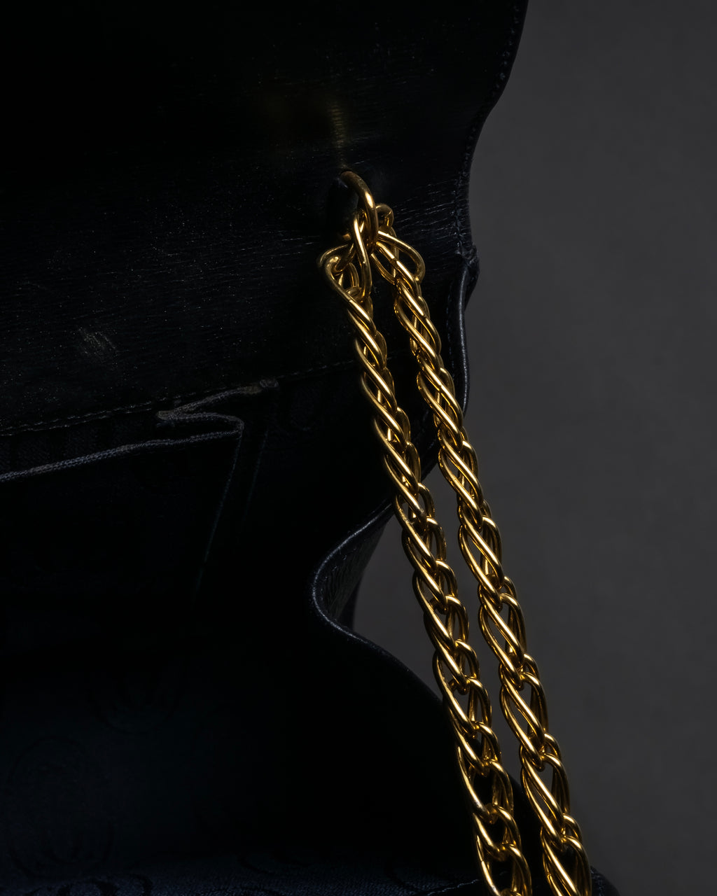 "Cartier" 80’s-90’s sculptural clasp chain shoulder bag