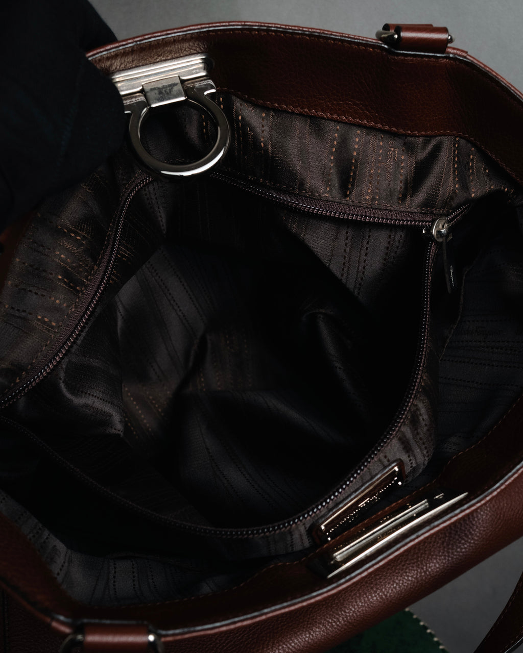 "Salvatore Ferragamo" 90’s-00’s Gancini hardware pebbled leather tote bag