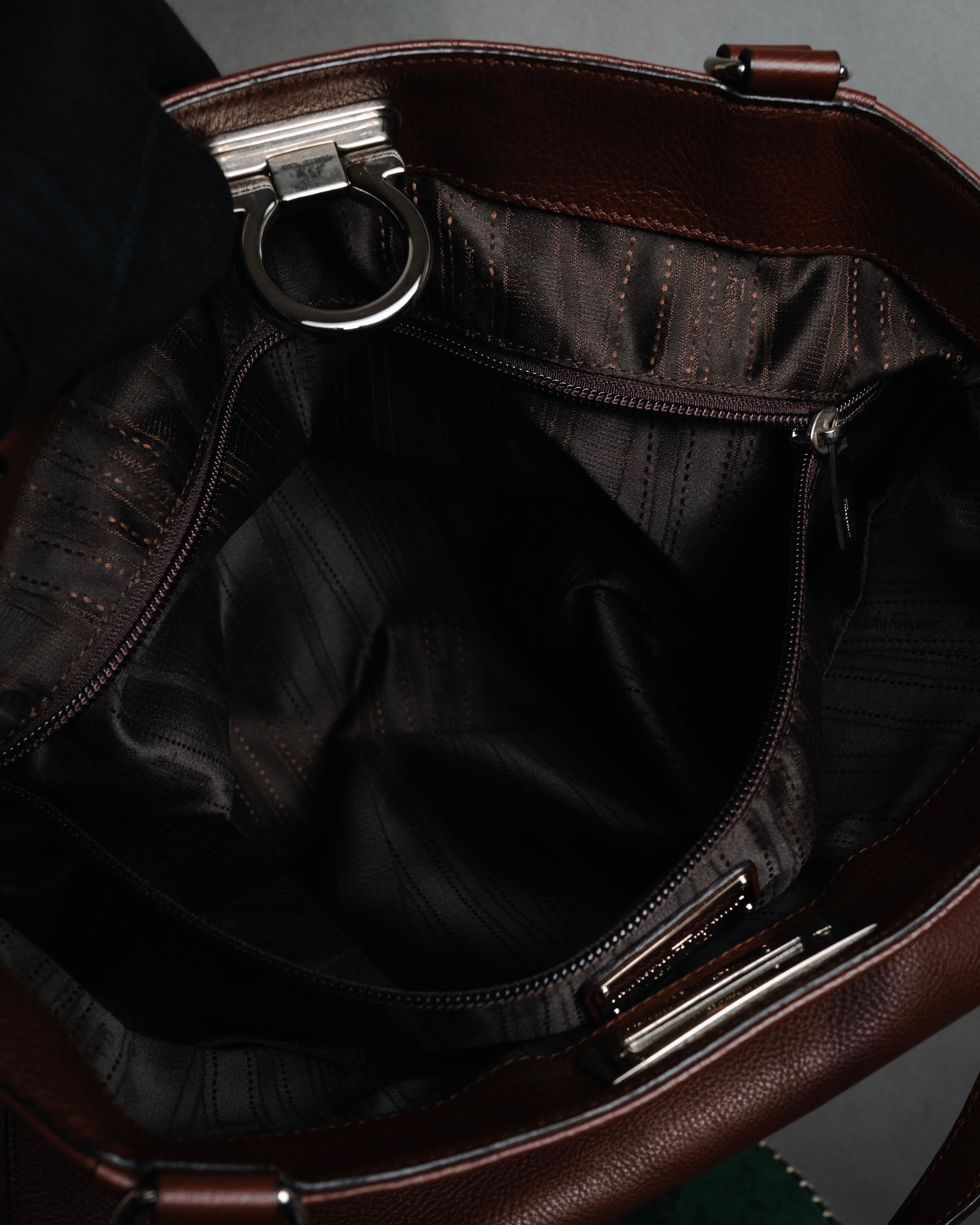 "Salvatore Ferragamo" 90’s-00’s Gancini hardware pebbled leather tote bag