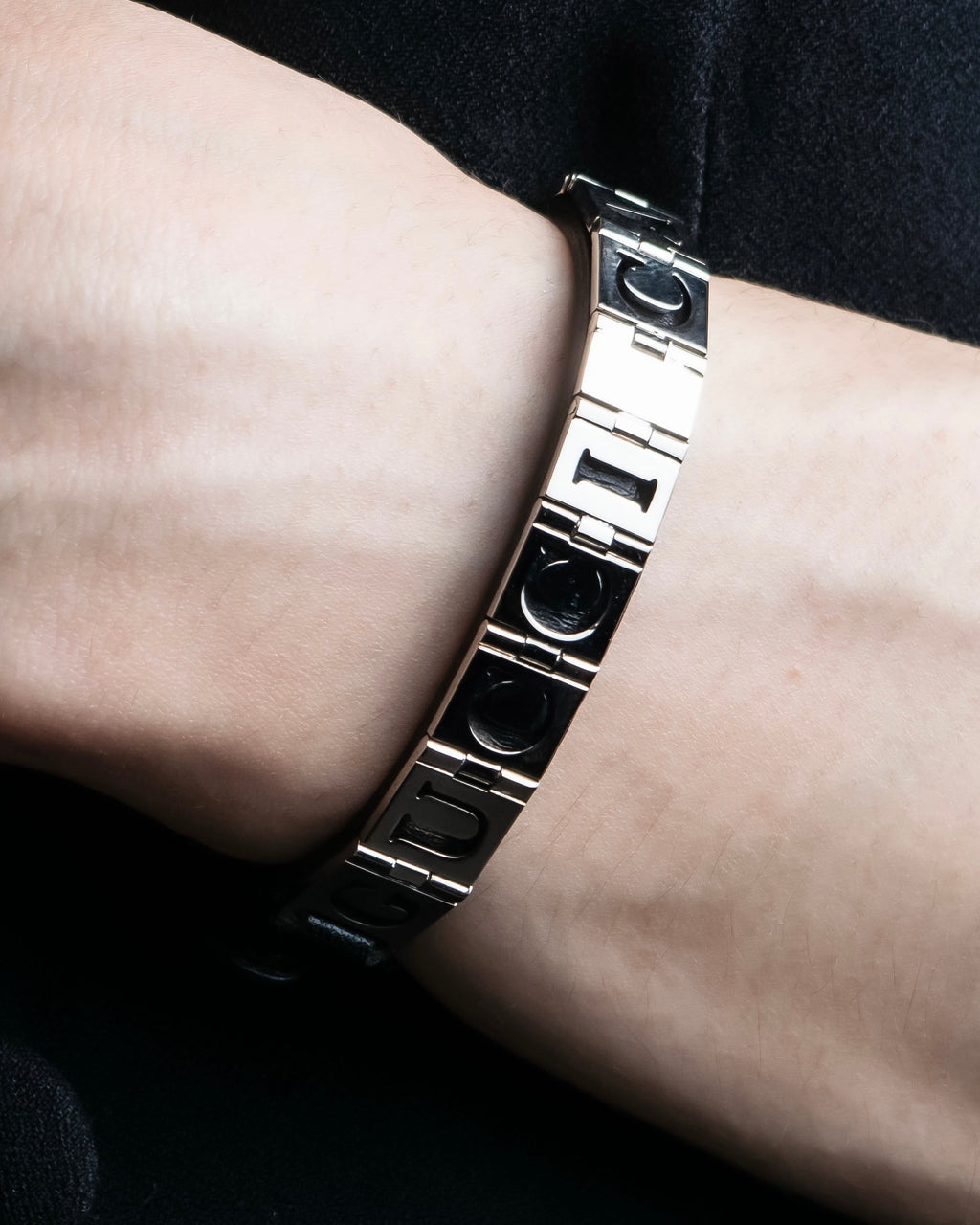 "GUCCI" Logo cat engraved leather bracelet