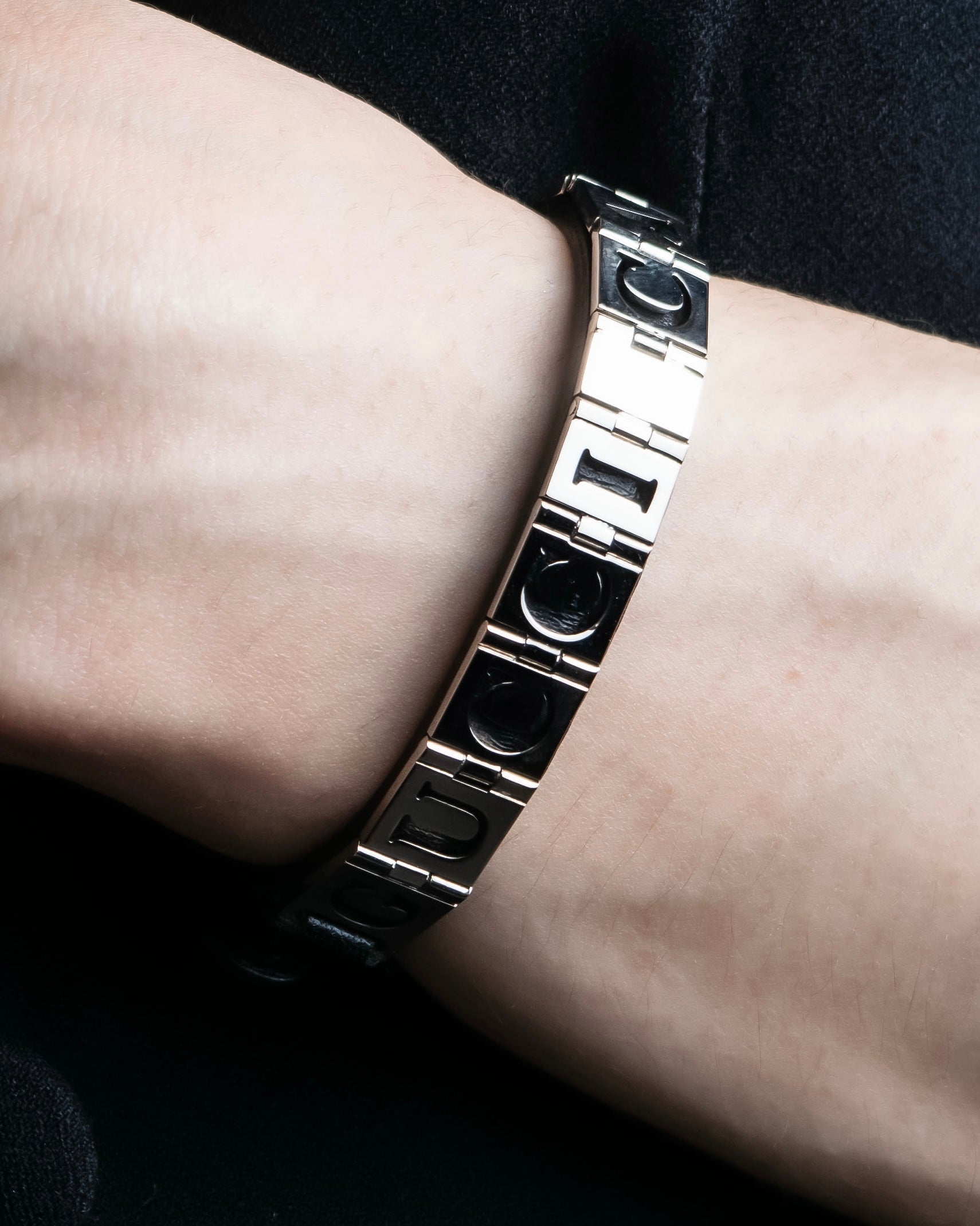 "GUCCI" Logo cat engraved leather bracelet